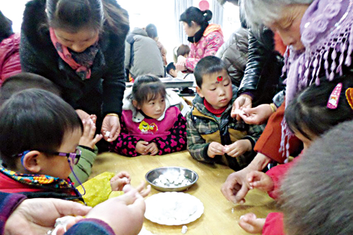 崇礼路幼儿园举办猜灯谜、做元宵活动