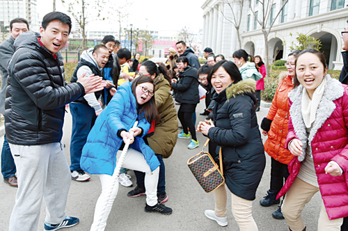 毓龙路实验学校组织开展拔河比赛庆三八