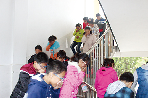 北龙港初中举行学生火灾应急疏散避险演练活动