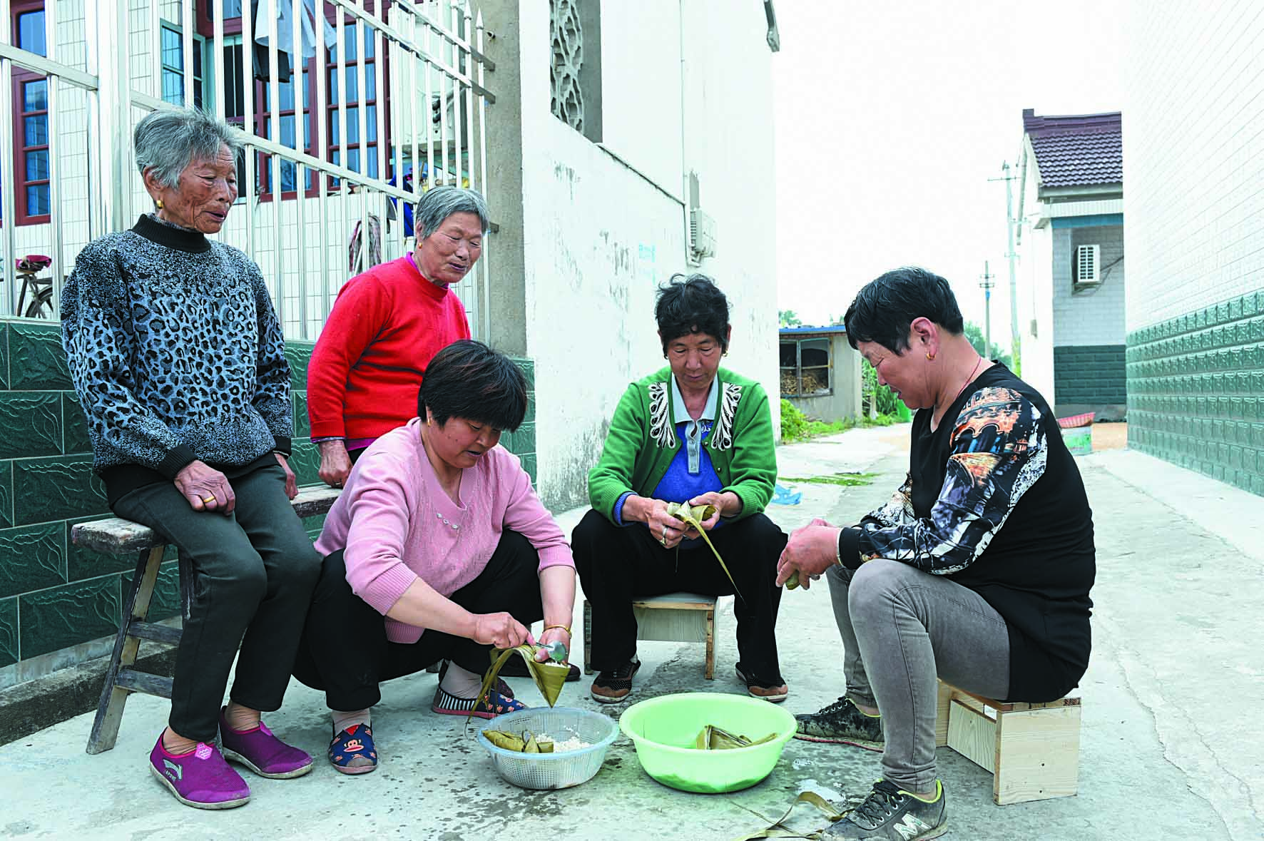 郭猛镇开展喜迎端午节包粽子活动