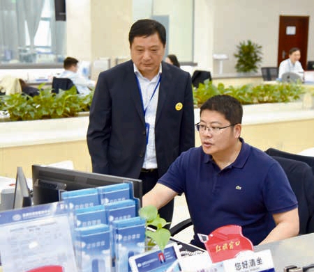 盐都区部门主要负责人到政务服务窗口现场办公实地调研